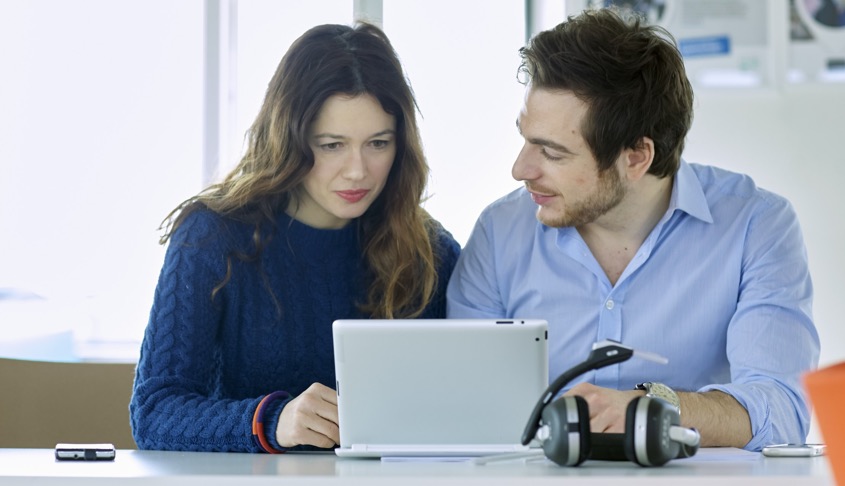 Pareja calculando financiación Pareja calculando financiación