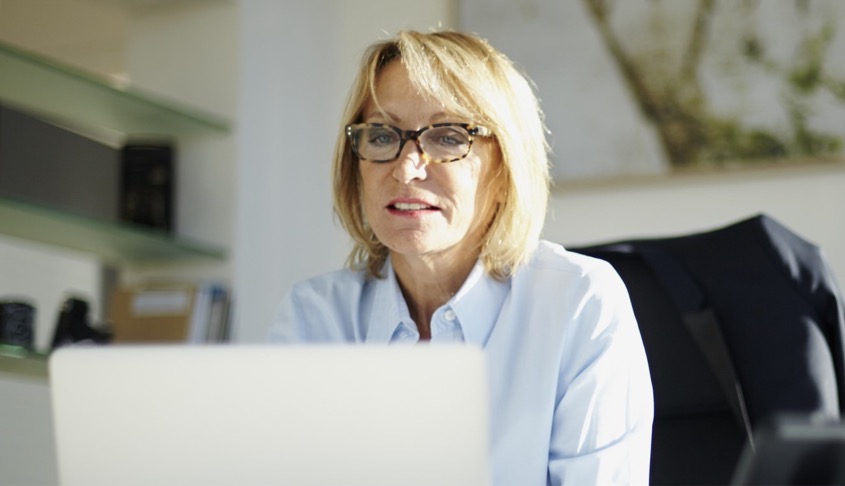 Mujer visualizando un simulador de préstamo Mujer visualizando un simulador de préstamo