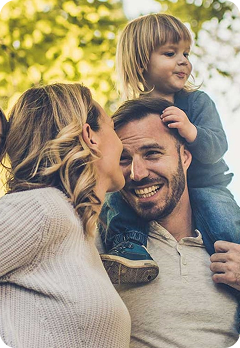 Familia disfrutando de su reforma de hogar
